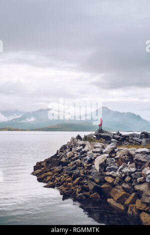 Norwegen, Senja, Mann, auf den Felsen an der Küste Stockfoto