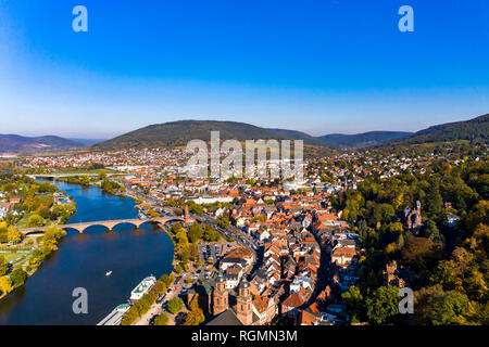 Deutschland, Bayern, Miltenberg, Main und St. Jacobus-Kirche Stockfoto