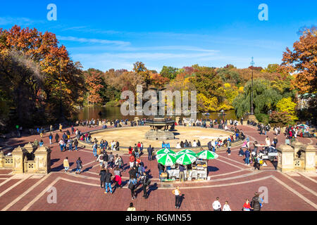 Central Park Betheseda Brunnen im Herbst Saison. Stockfoto