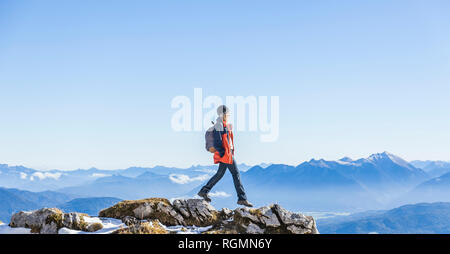 Deutschland, Garmisch-Partenkirchen, Alpspitze, Osterfelderkopf, weibliche Wanderer Stockfoto