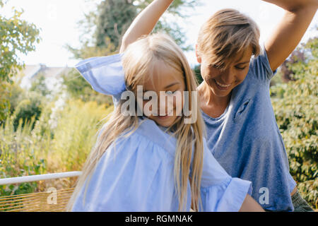 Mutter und Tochter Spaß im Garten Stockfoto