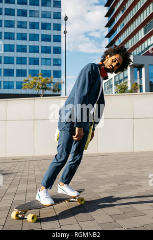 Spanien, Barcelona, junge Unternehmer, Skateboard in der Stadt Stockfoto