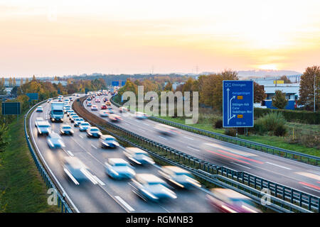 Deutschland, Baden-Württemberg, Böblingen, Sindelfingen, A81 am Abend Stockfoto