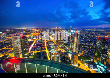 Deutschland, Hessen, Frankfurt, Blick vom Maintower, Stadtblick, blaue Stunde Stockfoto