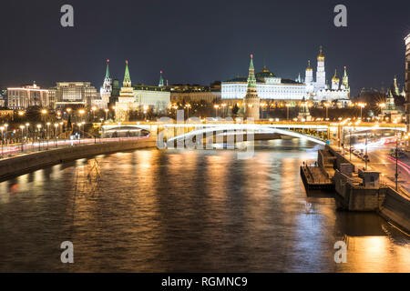 Russland, Moskau, Panoramablick auf den Fluss Moskwa und Kreml bei Nacht Stockfoto