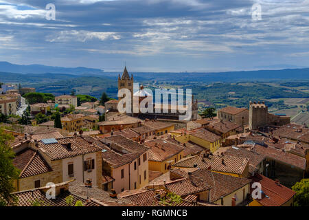 Italien, Toskana, Massa Marittima, Stadtbild mit Massa Marittima Kathedrale Stockfoto