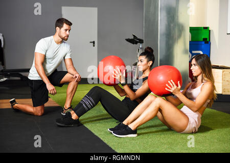 Junge Leute, die ab Training mit Fitness Bälle Stockfoto