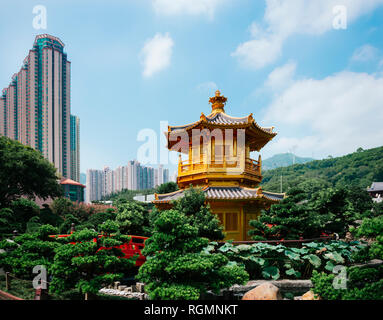 China, Hongkong, Diamond Hill, Nan Lian Garden, goldenen Pavillon der absolute Perfektion von Wolkenkratzern umgeben Stockfoto