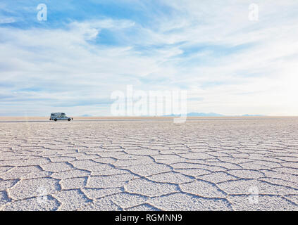 Bolivien, Salar de Uyuni, Camper auf Salt Lake Stockfoto