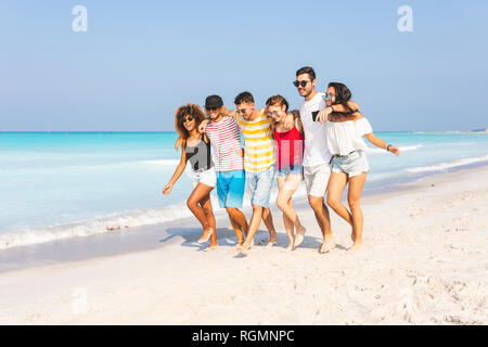 Gruppe von Freunden zu Fuß am Strand Stockfoto