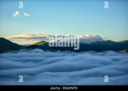 Italien, Umbrien, Sibillini Nationalpark Monti Sibillini bei Sonnenaufgang Stockfoto
