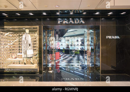Hongkong - ca. November 2016: Prada Store in Hongkong. Stockfoto