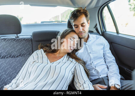 Frau schlafen auf Rücksitz lehnte sich gegen den Menschen Stockfoto