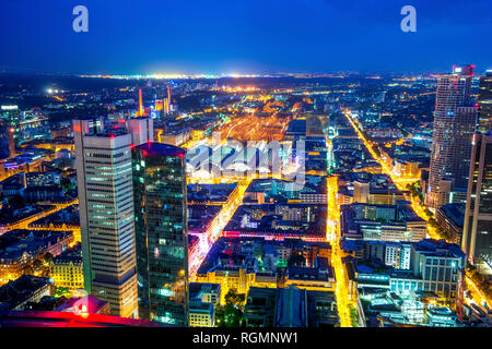 Deutschland, Hessen, Frankfurt, Blick vom Maintower, Stadtblick, blaue Stunde Stockfoto