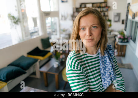 Porträt der jungen Frau in einem Cafe Stockfoto