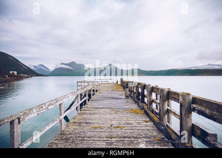 Norwegen, Senja, baufälligen Anlegestelle an der Küste Stockfoto