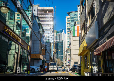 SEOUL, Südkorea - Dezember, 2018: Die Menschen wandern in die Walking Street der Myeong-dong Shopping und Entertainment Viertel in der Nacht Stockfoto