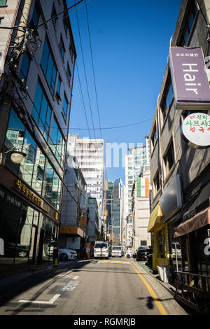 SEOUL, Südkorea - Dezember, 2018: Die Menschen wandern in die Walking Street der Myeong-dong Shopping und Entertainment Viertel in der Nacht Stockfoto