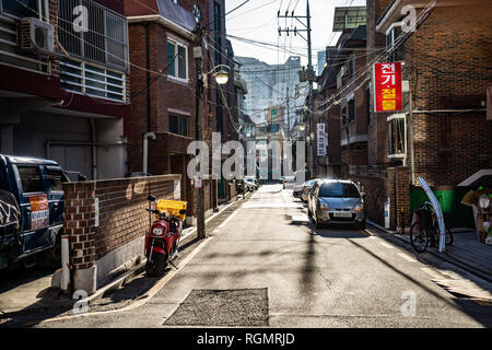 SEOUL, Südkorea - Dezember, 2018: Die Menschen wandern in die Walking Street der Myeong-dong Shopping und Entertainment Viertel in der Nacht Stockfoto