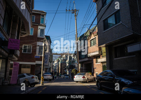 SEOUL, Südkorea - Dezember, 2018: Die Menschen wandern in die Walking Street der Myeong-dong Shopping und Entertainment Viertel in der Nacht Stockfoto