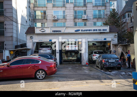 SEOUL, Südkorea - Dezember, 2018: Die Menschen wandern in die Walking Street der Myeong-dong Shopping und Entertainment Viertel in der Nacht Stockfoto