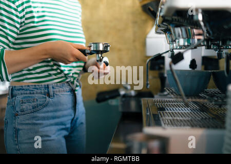 Nahaufnahme der jungen Frau Kaffee in einem Cafe Stockfoto