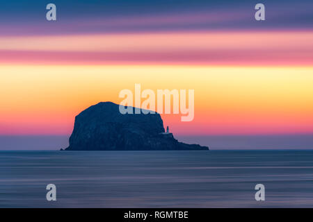Großbritannien, Schottland, East Lothian, North Berwick, Erhabene, Blick auf Bass Rock bei Sonnenaufgang, Leuchtturm Stockfoto