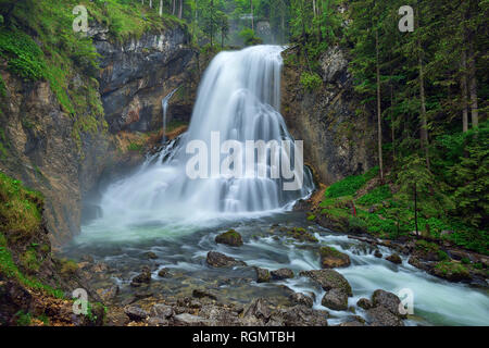 Alte Mühle an der Schwarzbach in der Nähe der berühmten Gollinger Wasserfall im Frühjahr, Österreich Stockfoto