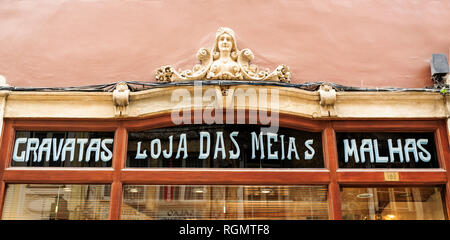 Detailansicht der vorderen Fenster der alten Loja das Meias Fashion Store in der historischen Altstadt von Coimbra, Portugal, seit 1931 Übersetzung: Krawatten, Socken S Stockfoto