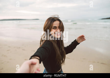 Portrait von lächelnden jungen Frau, Hände auf den Strand Stockfoto