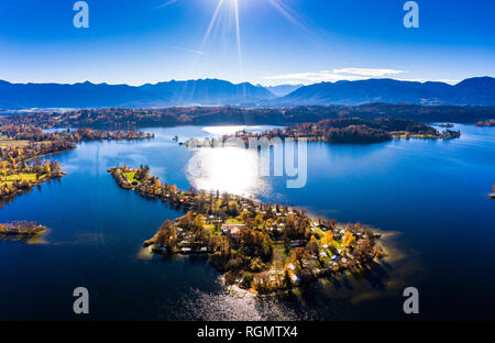 Deutschland, Bayern, Ostallgäu, Landkreis Garmisch-Partenkirchen, Alpenvorland, Luftaufnahme von Staffelsee See mit Inseln Stockfoto