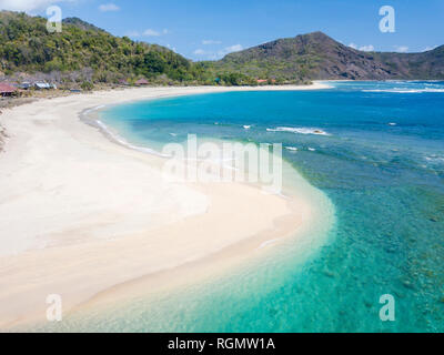 Indonesien, West Sumbawa, Luftaufnahme von Rantung Strand Stockfoto