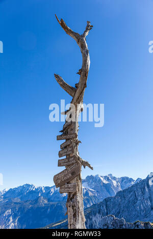 Deutschland, Oberbayern, Garmisch-Partenkirchen, Alpspitze, Osterfelderkopf, Wegweiser Stockfoto