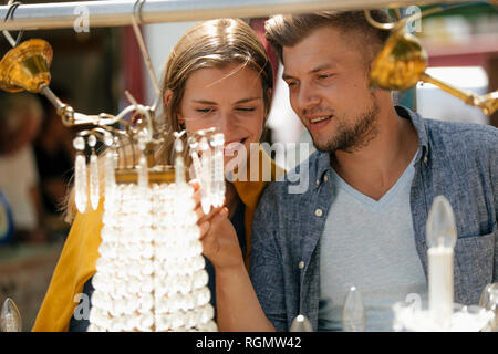 Belgien, Tongeren, glückliches junges Paar auf einem antiken Flohmarkt Stockfoto
