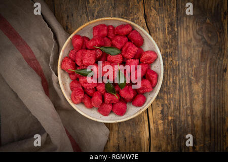 Hausgemachte rote Beete Gnocchi in Schüssel Stockfoto