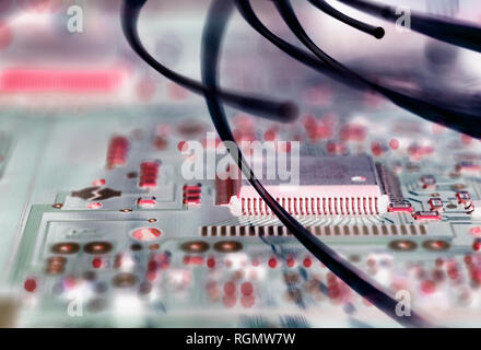 Fiber Optics Angriff auf elektronischen Leiterplatten mit einem Virus Stockfoto