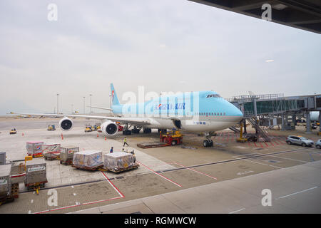 Hongkong - ca. November 2016: Jet Flug in Hong Kong Airport angedockt. Es ist das wichtigste Flughafen in Hongkong. Der Flughafen befindet sich auf der Insel entfernt Stockfoto