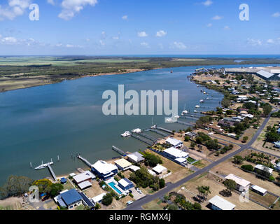 Antenne der Häuser mit eigenem Steg am Burnett River bei Burnett Köpfe, Bundaberg Queensland Australien Stockfoto