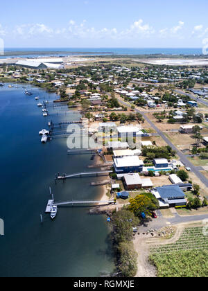 Antenne der Häuser mit eigenem Steg am Burnett River bei Burnett Köpfe, Bundaberg Queensland Australien Stockfoto