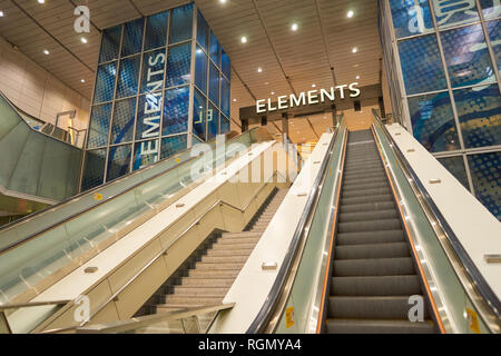 Hongkong - ca. November 2016: die Elemente, die Shopping Mall. Elemente ist ein großes Einkaufszentrum am 1 Austin Road, Tsim Sha Tsui, Kowloon, Stockfoto