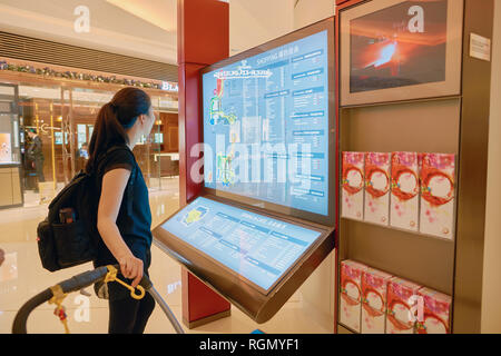 Hongkong - ca. November 2016: Frau an der Elemente Shopping Mall. Elemente ist ein großes Einkaufszentrum am 1 Austin Road, Tsim Sha Tsui, Stockfoto