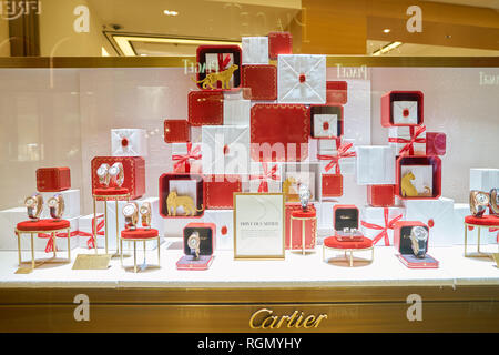Hongkong - ca. November 2016: ein Schaufenster in einem Cartier speichern. Societe Cartier ist eine französische Luxusgüter Konglomerat Unternehmen. Stockfoto