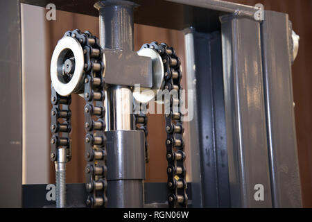 Lager elektrische Lader. Zahnrad Schneckengetriebe. Mechanischen Kettenantrieb close-up. Stockfoto