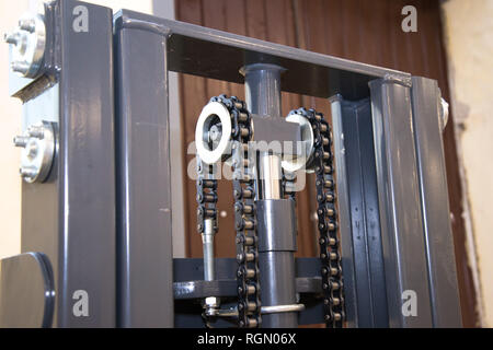 Lager elektrische Lader. Zahnrad Schneckengetriebe. Mechanischen Kettenantrieb close-up. Stockfoto