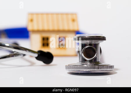 Kleines Haus mit Stethoskop, Immobilienanalyse Stockfoto