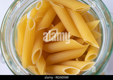 Ansicht von oben in einem runden Glas, die rohe Nudeln. Stockfoto