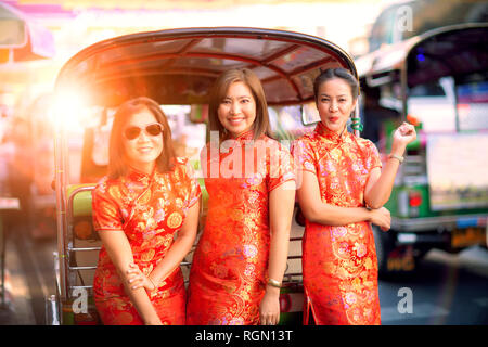 Drei asiatische Frau mit der chinesischen Tradition Kleidung in yaowarat Straße Bangkok Thailand Stockfoto