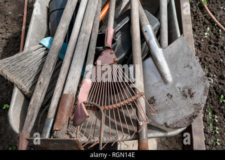 Eine Reihe von verwendet, alt, dreckig, ein Rechen, Schaufeln, Hacken, in eine Schubkarre, close-up Stockfoto