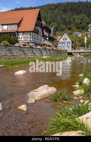 Fluss durch die Stadt Schiltach Schiltach, Schwarzwald, Deutschland, Brücke und Hügel, Kinzigtal Stockfoto