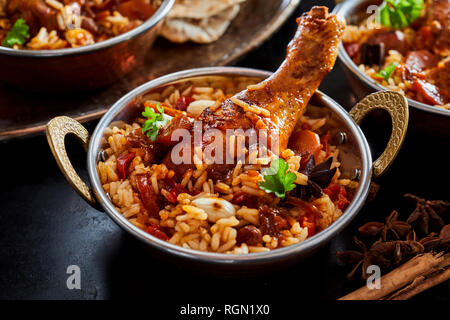 Hot würzigen Gericht der Arabischen kabsa mit Basmatireis, verschiedene Gemüse und Fleisch, gewürzt mit aromatischen Kräutern und Gewürzen in eine Schüssel gemacht Stockfoto